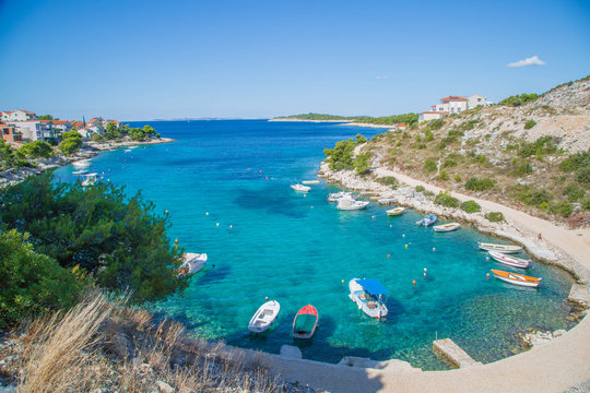 Hafen, Strand und Blick auf Bilo - Primosten, Dalmatien, Kroatien