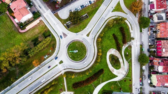 Italia, Pesaro Novembre 2017 - Timelapse e vista aerea di strada di citt&agrave; trafficata da auto. Intorno alla strada ci sono prati verdi e case colorate
