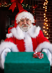 Arrives Santa Claus with Christmas gift