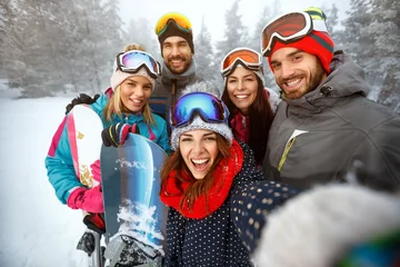 Crédence de cuisine en verre imprimé Sports dhiver concept d& 39 hiver, de sport extrême et de personnes - amis s& 39 amusant sur la neige et faisant des selfies
