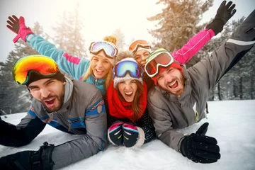 Papier Peint photo Sports dhiver Groupe d& 39 amis en vacances d& 39 hiver - Skieurs allongés sur la neige et s& 39 amusant