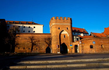 Brama Mostowa przy murach obronnych Starego Miasta, Toruń, Polska - obrazy, fototapety, plakaty