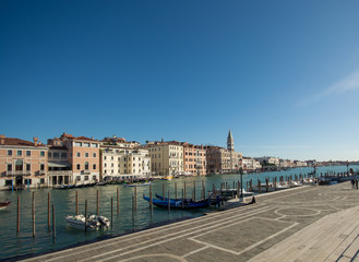 Obraz premium Gandola waiting for a rider at Venice,Italy