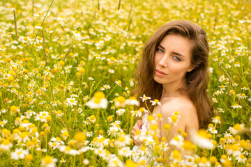 Photo of pretty brunette woman in chamomile field