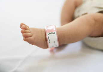 A newborn baby © Rawpixel.com