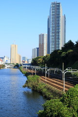 飯田橋の高層ビル群と外堀風景