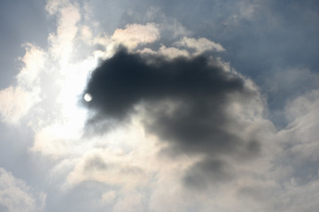 青空と雲から透けて見える太陽「空想・雲のモンスター（太陽が目）」（棲息、覚醒、生息、潜む、目覚める、目を覚ますなどのイメージ）