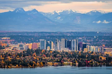 Wandcirkels plexiglas Bellevue Washington. De besneeuwde bergtoppen van de Alpine Lakes Wilderness rijzen op achter de stedelijke skyline. © mandritoiu