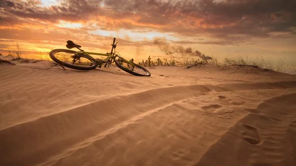 Papier Peint photo Lavable Sécheresse vélo dans le désert / coucher de soleil jaune chaud fin été
