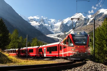 Zelfklevend Fotobehang Europese plekken zwitserland trein op moteratsch gletsjer Bernina