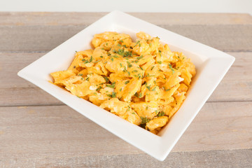 Rührei in einer Schale