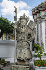 Fototapeta na wymiar Giant is in Wat Pho that is a sculpture at the entrance to the temple or the tetrahedron. In the literature of Ramayana.