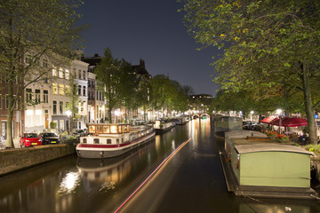 Naklejka premium Canals in Amsterdam at night