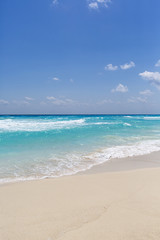 Fototapeta na wymiar Silent beach. Caribbean ocean with view to the horizon.