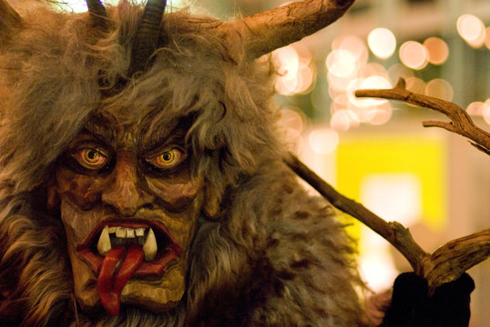 Perchtenl&auml;ufe und Krampusrummel