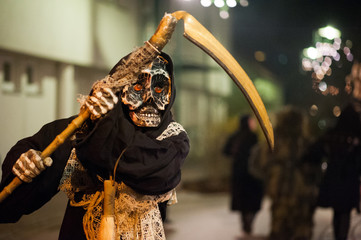 Naklejka premium Perchtenläufe und Krampusrummel