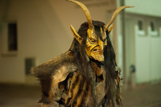 Perchtenl&auml;ufe und Krampusrummel