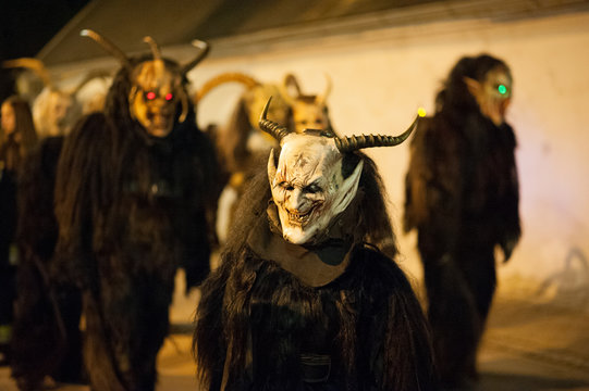 Perchtenl&auml;ufe und Krampusrummel