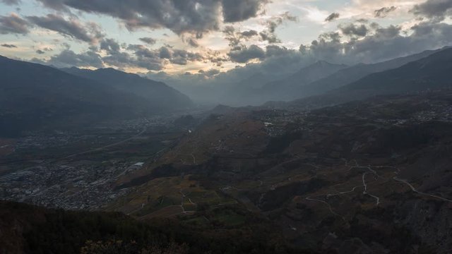 Timelapse sur Sion et St-L&eacute;onard (Valais, Alpes Suisse)