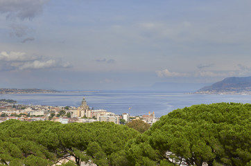 Fototapeta na wymiar Porto di Messina in Sicilia con la Calabria sullo sfondo