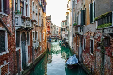 Stadt Venedig in Italien. Blick auf den Kanal, venezianische Landschaft mit Booten und Gondeln © saint_antonio