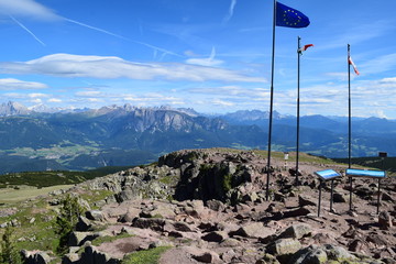 włochy, góry, krajobraz, flagi, drogowskaz © Marcin
