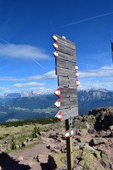 włochy, góry, krajobraz, flagi, drogowskaz © Marcin