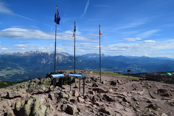 włochy, góry, krajobraz, flagi © Marcin
