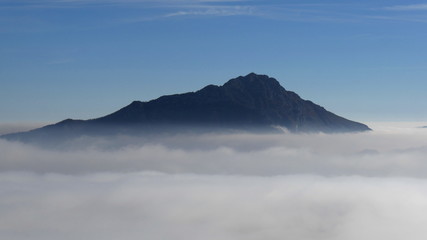 Nuvole e nebbia in montagna