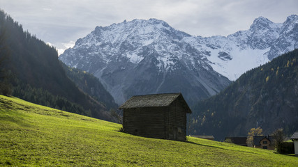Fototapeta na wymiar Little cabin in the alps