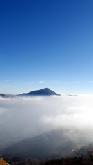 Fototapeta na wymiar Panorama invernale dalla Grigna sulla nebbia della pianura