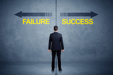 Obraz premium Businessman standing in front of success and failure arrow concept