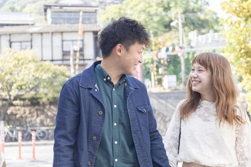 Fototapeta premium 尾道を観光するカップル
