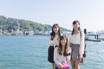 Fototapeta na wymiar 尾道を観光する女性三人組