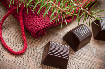 chocolats et décoration de noël sur table en bois