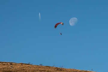 Fototapeta na wymiar Mond Flugzeug Paraglider