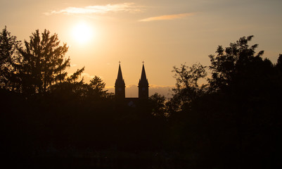 Obraz premium Contour of a church in sunset