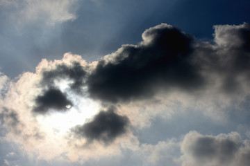 雲から透けて見える太陽「雲の風景」（黒い雲などに文字入れスペース）
