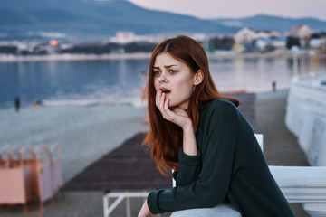 Obraz premium the woman on the quay is surprised
