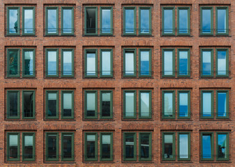 Viele Fenster in Reihe an der Fassade eines Gebäudes