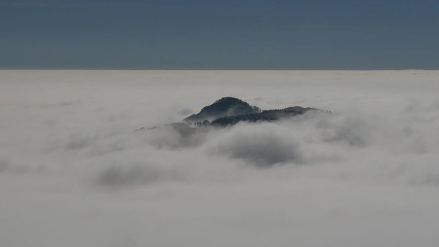 Cielo con nebbia e nuvole in time lapse