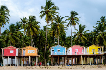 Bunte Bambushütten in Goa