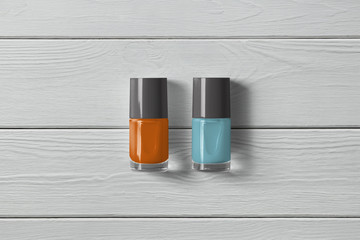 Dos esmaltes de u&ntilde;as de colores atrevidos