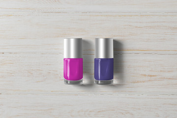 Dos botes de esmalte de u&ntilde;as