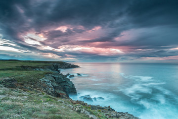 ocaso tenebroso en la costa asturiana