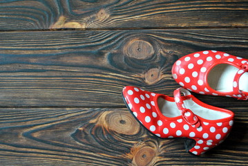 Kobiece czerwone buty w kropki - obrazy, fototapety, plakaty