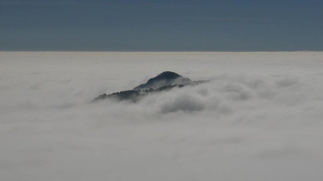 Time lapse nebbia in pianura Padana sulle alpi Italiane