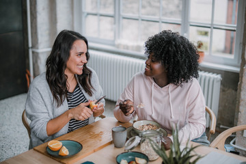 Zwei Freundinnen kochen in der Küche