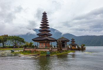 Obraz premium Ulun Danu temple Beratan Lake