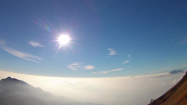 Time lapse nebbia in pianura dalla montagna